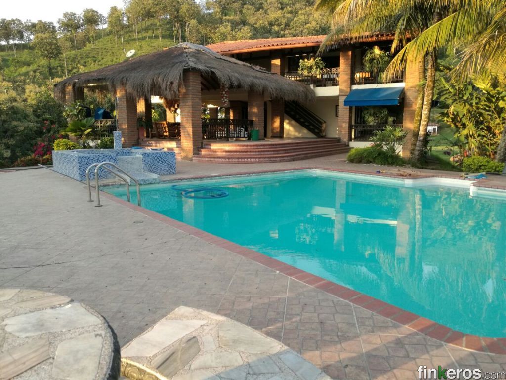 AMPLIA FINCA EN LA VIRGINIA RISARALDA - Finca en La Virginia, Risaralda